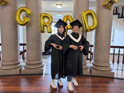 林黃訊(右，90歲)與女兒林紫瑛(61歲)