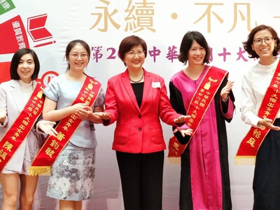 蕭鈞毓(左二)今年獲頒青年獎章及十大傑出女青年