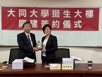 校長何明果(左)與瑞助營造總經理徐美玉圖片