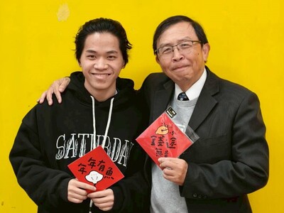 校長發春聯 與外籍生提前感受農曆氣氛圖片
