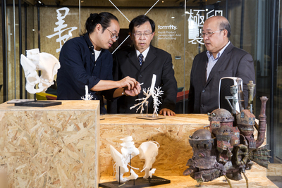 極印創辦人何駿宏(左一)解說3D列印
